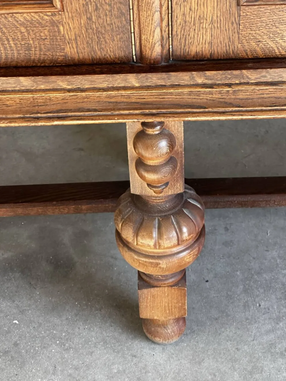 Grand buffet en chêne sculpté de style néo-Renaissance, milieu du XXe