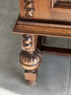 Grand buffet en chêne sculpté de style néo-Renaissance, milieu du XXe