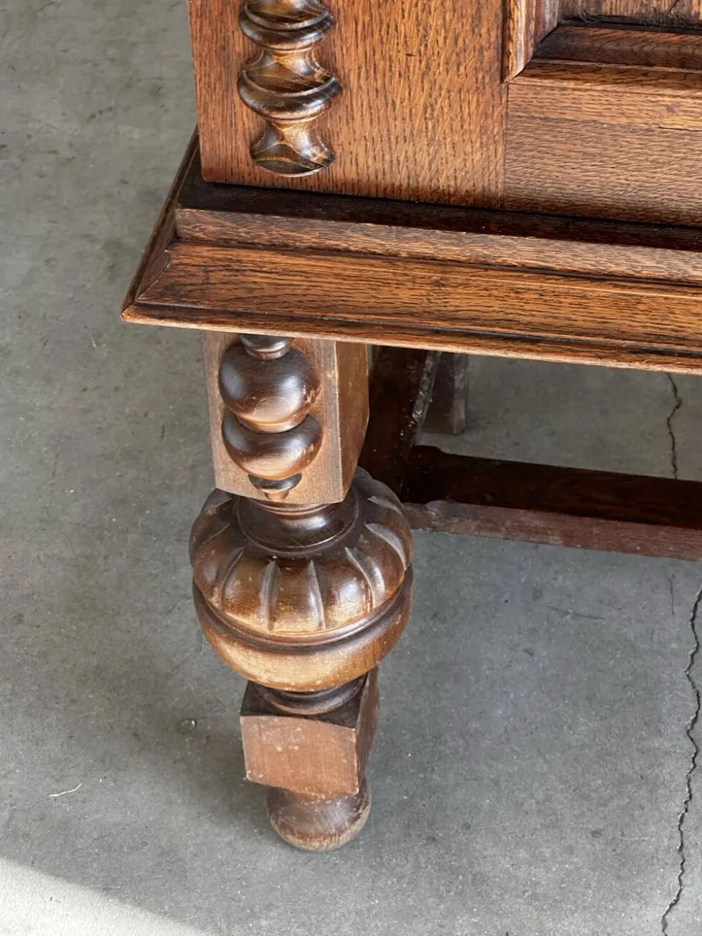 Grand buffet en chêne sculpté de style néo-Renaissance, milieu du XXe