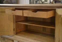Grand buffet 4 portes en chêne cérusé, miroir églomisé et cuir 1950’s