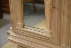 Grand buffet 4 portes en chêne cérusé, miroir églomisé et cuir 1950’s