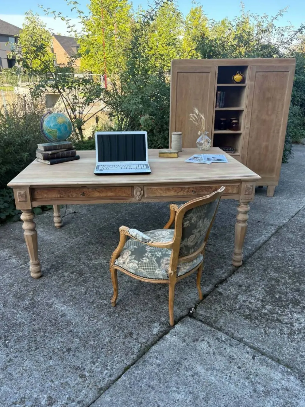 Grand bureau ancien en bois brut