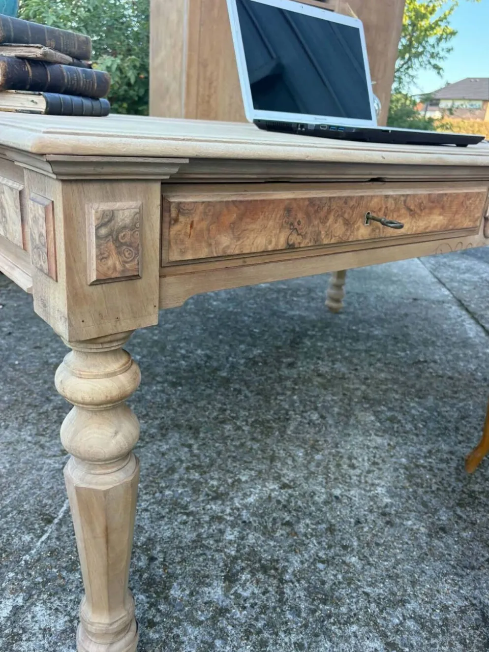 Grand bureau ancien en bois brut