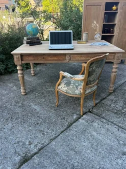Grand bureau ancien en bois brut