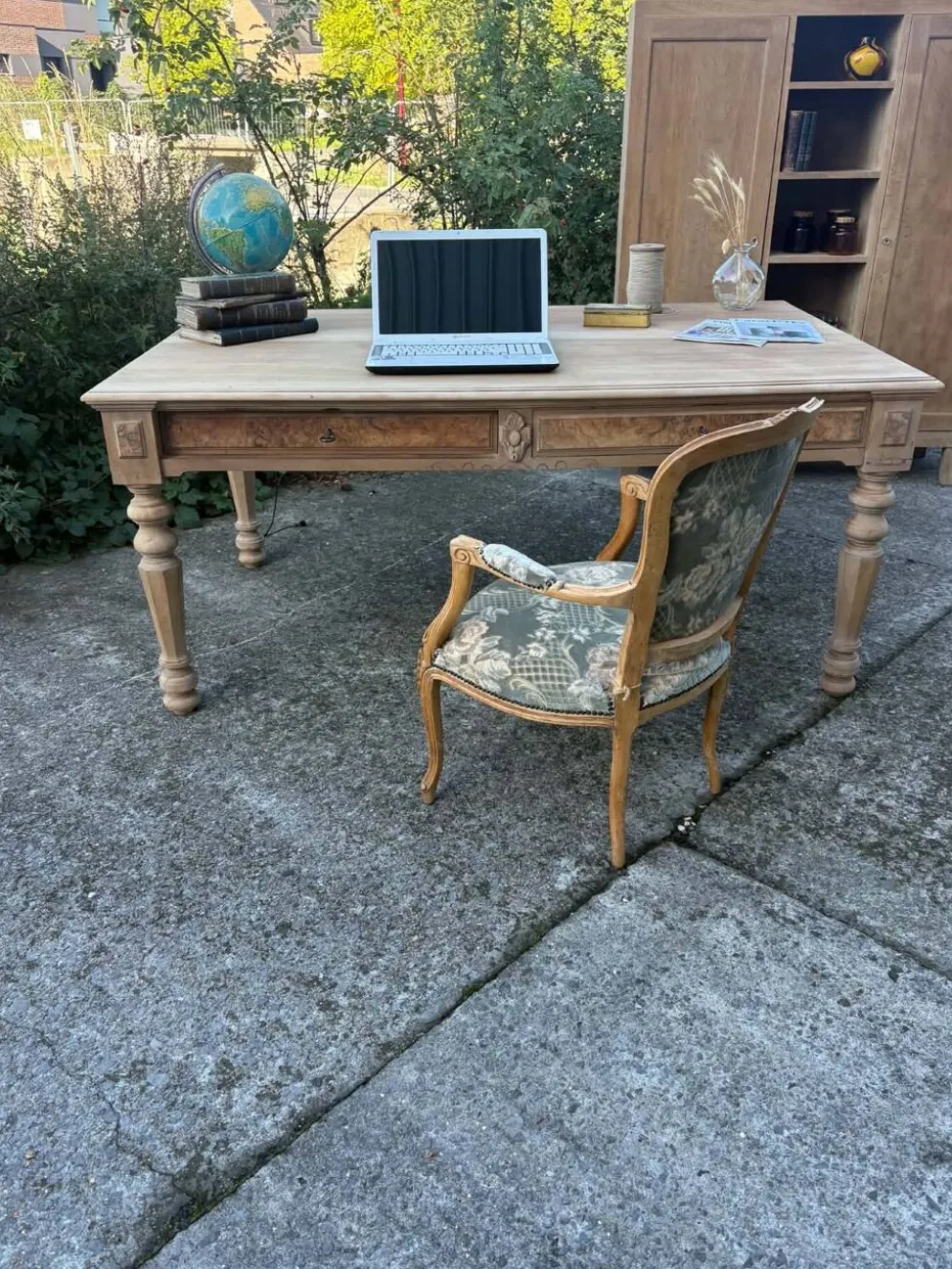 Grand bureau ancien en bois brut