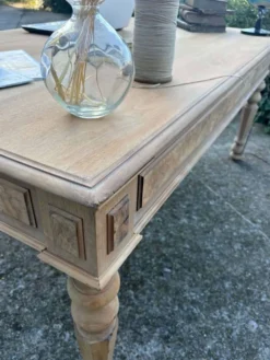 Grand bureau ancien en bois brut