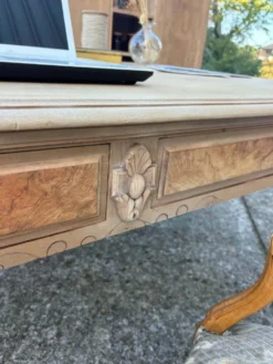 Grand bureau ancien en bois brut