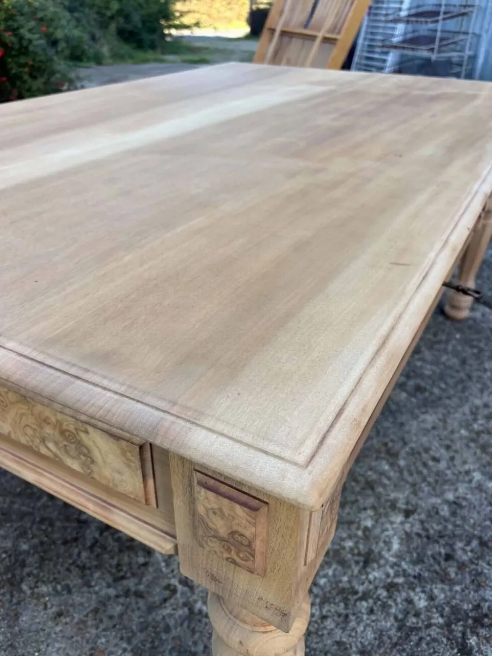 Grand bureau ancien en bois brut