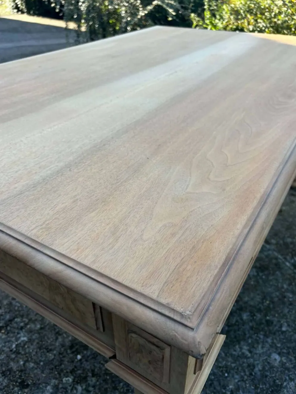 Grand bureau ancien en bois brut