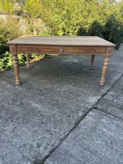 Grand bureau ancien en bois brut