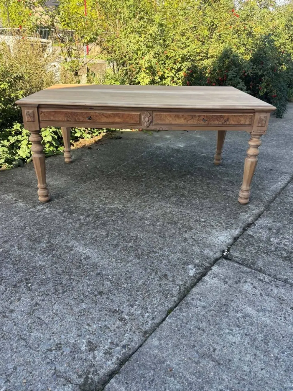 Grand bureau ancien en bois brut