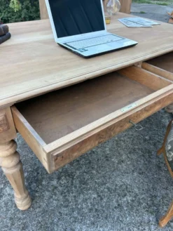 Grand bureau ancien en bois brut