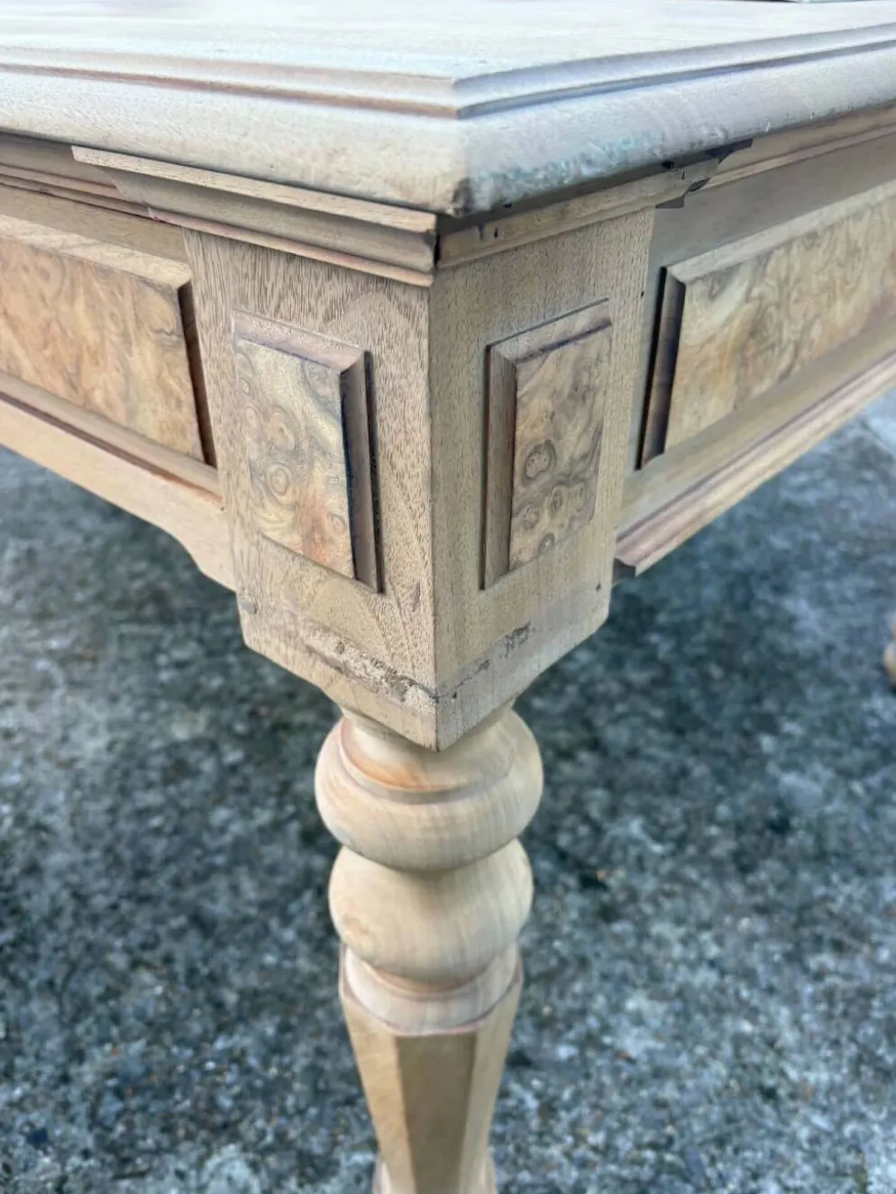 Grand bureau ancien en bois brut
