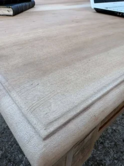 Grand bureau ancien en bois brut