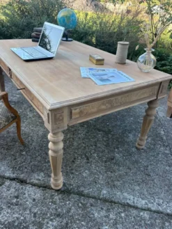 Grand bureau ancien en bois brut