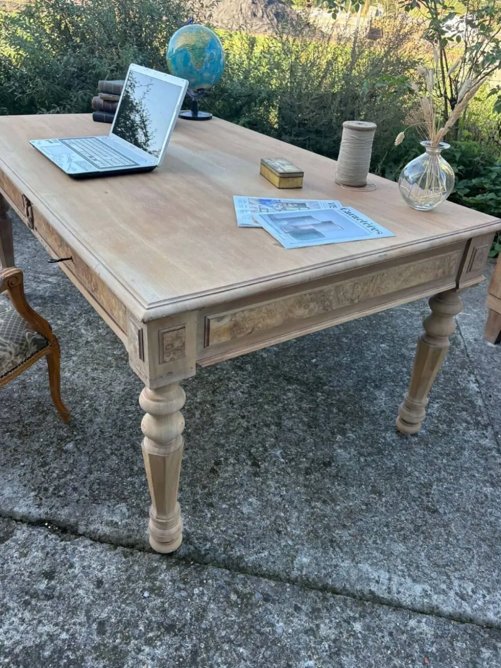 Grand bureau ancien en bois brut