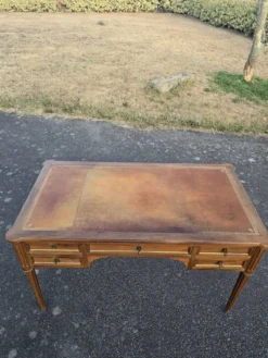 Grand bureau Louis XVI en bois – Plateau cuir