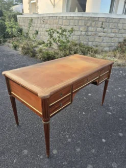 Grand bureau Louis XVI en bois – Plateau cuir