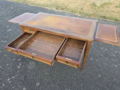 Grand bureau Louis XVI en bois – Plateau cuir
