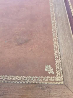 Grand bureau Louis XVI en bois – Plateau cuir