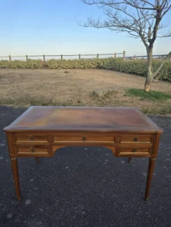 Grand bureau Louis XVI en bois – Plateau cuir