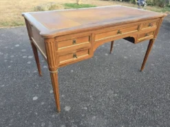 Grand bureau Louis XVI en bois – Plateau cuir