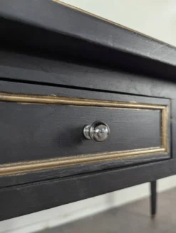 Grand bureau plat de style Louis XVI laqué noir et rechampi or