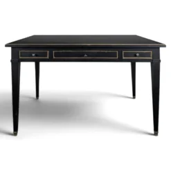 Grand bureau plat de style Louis XVI laqué noir et rechampi or