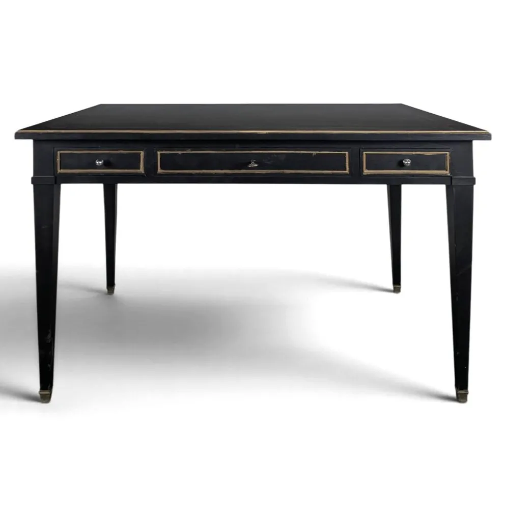 Grand bureau plat de style Louis XVI laqué noir et rechampi or