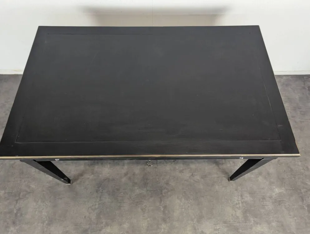 Grand bureau plat de style Louis XVI laqué noir et rechampi or