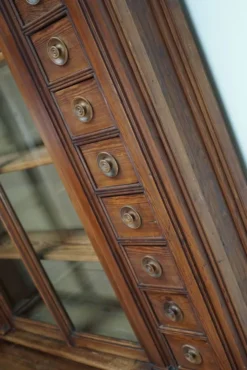 Grand cabinet d'apothicaire d'angle allemand antique en pin pitché / Vitrine vers les années 1900