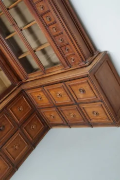 Grand cabinet d'apothicaire d'angle allemand antique en pin pitché / Vitrine vers les années 1900