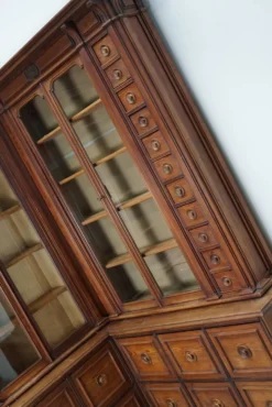 Grand cabinet d'apothicaire d'angle allemand antique en pin pitché / Vitrine vers les années 1900