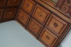 Grand cabinet d'apothicaire d'angle allemand antique en pin pitché / Vitrine vers les années 1900