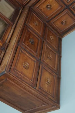Grand cabinet d'apothicaire d'angle allemand antique en pin pitché / Vitrine vers les années 1900