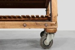 Grand chariot de boulanger / étagère roulante en bois de pin, France vers 1900
