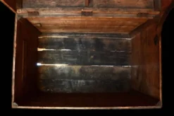 Grand coffre ancien en pin et chêne massif