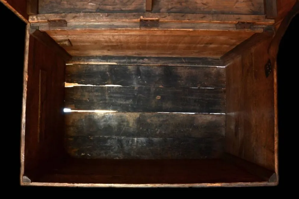 Grand coffre ancien en pin et chêne massif