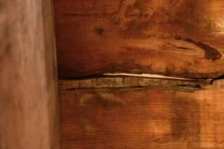 Grand coffre ancien en pin et chêne massif