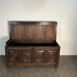 Grand coffre anglais 17ème siècle en chêne sculpté XVIIe siècle