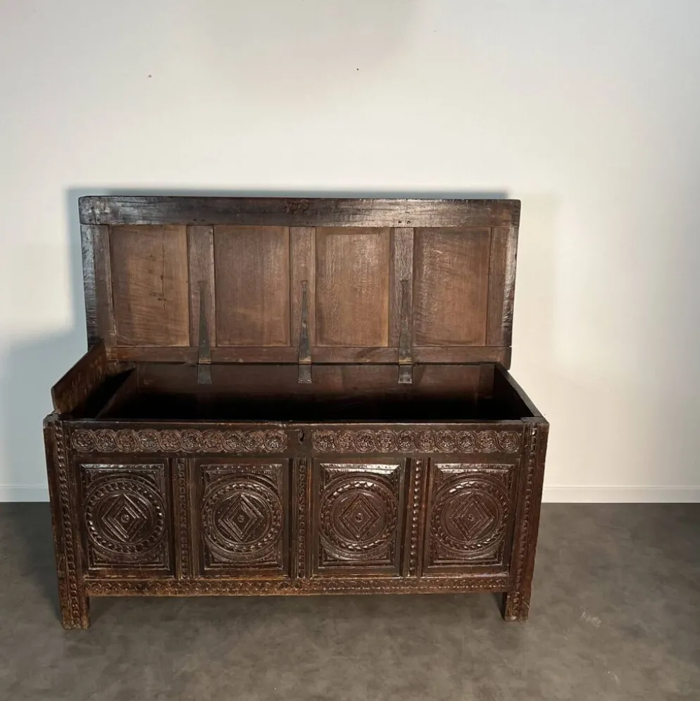 Grand coffre anglais 17ème siècle en chêne sculpté XVIIe siècle