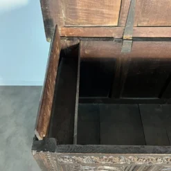 Grand coffre anglais 17ème siècle en chêne sculpté XVIIe siècle