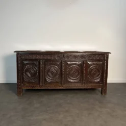Grand coffre anglais 17ème siècle en chêne sculpté XVIIe siècle