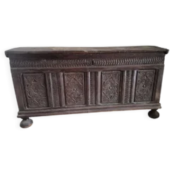 Grand Coffre sculpté en chêne 17 ème