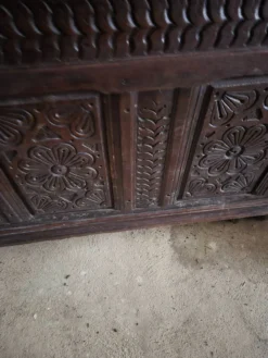 Grand Coffre sculpté en chêne 17 ème