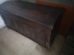 Grand Coffre sculpté en chêne 17 ème