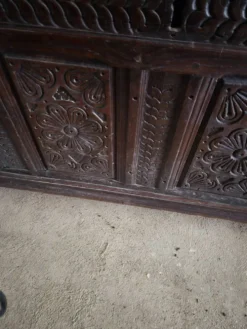 Grand Coffre sculpté en chêne 17 ème