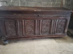 Grand Coffre sculpté en chêne 17 ème