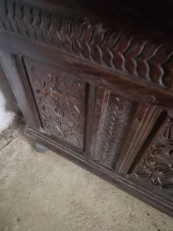 Grand Coffre sculpté en chêne 17 ème