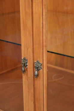 Grand comptoir en bois vintage / vitrine avec 4 portes et du verre.